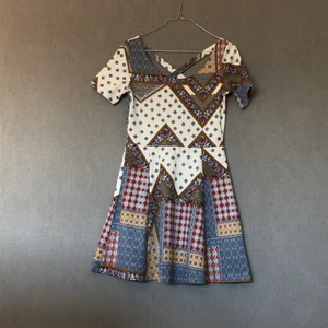 Sommarklänning i maxat mönster  - • Klänning som sticker ut, maxad i sitt mönster & fin detalj i ryggen. Bra snurr! • Storlek: 38, följer kroppen fint • 96% polyester & 4% elastan • Köpt 2hand, knappt använd & i fint skick! Legat nerpackad en längre tid så upptvättning rekommenderas. • +Frakt: 57kr spårbart 