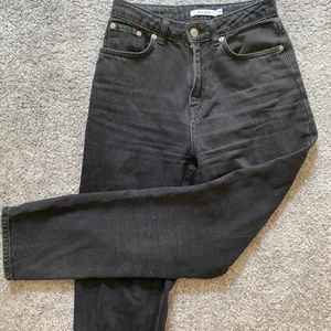 Ljusgrå/svarta jeans - Jeansen är aningen mörkare än på bilderna, de är svart/gråa och looken är ”urtvättad” svart färg! Det är en rak modell från NA-KD.