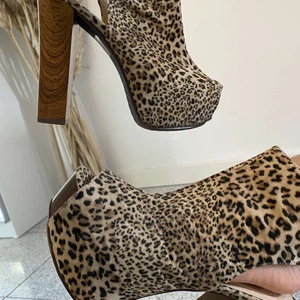 Skor - Skor i storlek 36, kan även passa 37. Väldigt fina och oanvända. 70 kr styck men vid köp av mer eller snabb köp kan priset sänkas. Passa på!