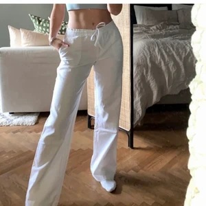 S - Säljer dem här super trendiga snygga linne byxorna! Säljer dem pågrund av att dem satt lite åt vid midjan men annars satt dem så snyggt å är 164!🤩På första bilden använder jag mig av en bild bara för att visa hur dem sitter annars är dem i begia.  Buda gärna om du it vill köpa dem direkt för 500kr Fratkt 55kr