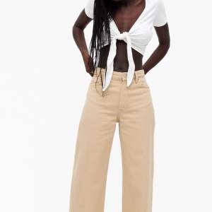 Monki Yoko Jeans Beige i storlek 25✨ Använda max 3 gånger och är precis som nya ✨ Frakt betalas av köparen✨ Betalning via swish