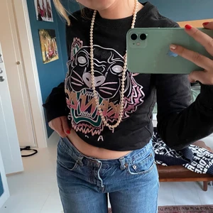 Kenzo tjocktröja - Jätte söt kenzo tröja. Användes ganska mycket förut men inte på senaste tiden!🐶 Kan mötas i Stockholm men kan även frakta (då betalar köparen för frakten🐻‍❄️) original pris ca 2000 kr