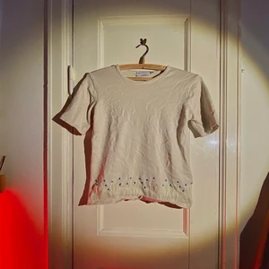 livets sötaste t-shirt - cottagecore tisha med broderade blommor som ”sticker ut” ifrån tyget! materialet känns lite stickat men är inte stickigt och andas jättebra! 