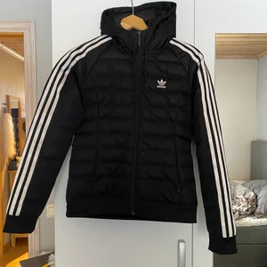 Jacka Adidas storlek 8 svart - Nyskick aldrig använd,Svart  Storlek 8