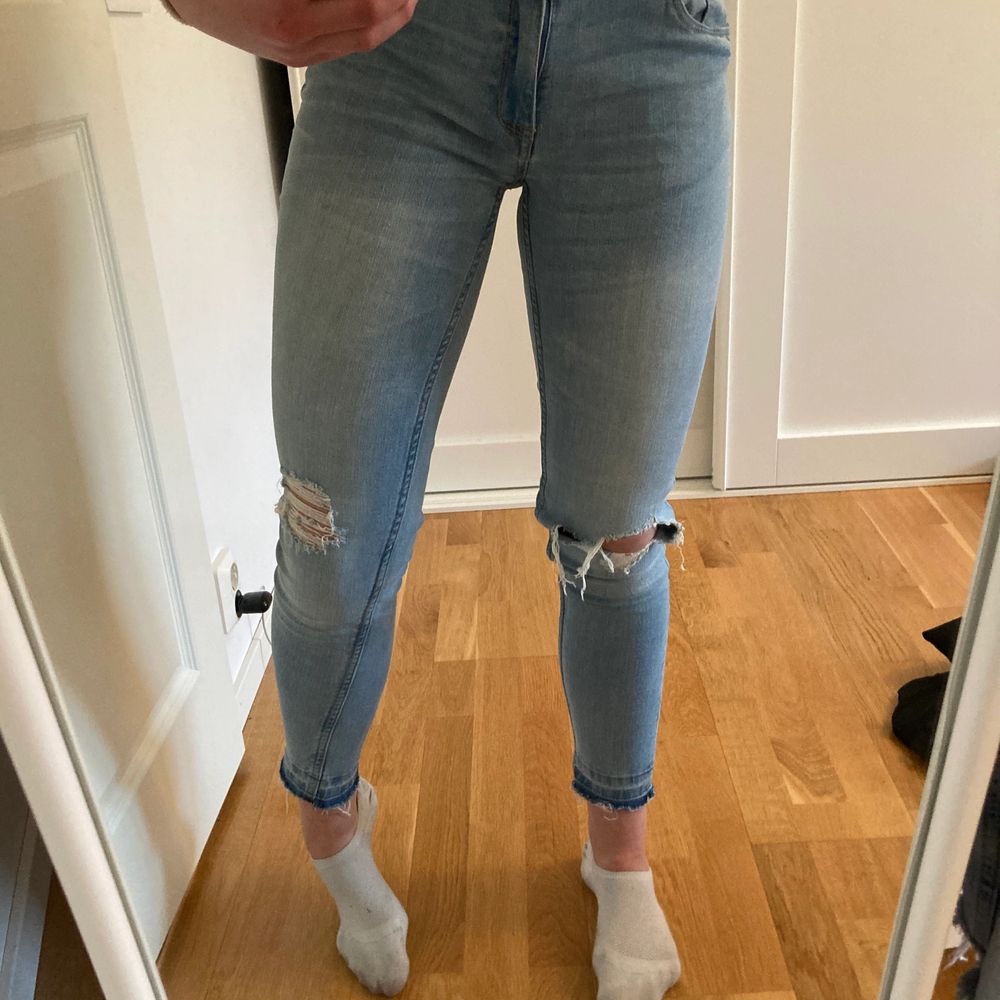 Blå jeans med hål - Jeans & Byxor | Plick Second Hand