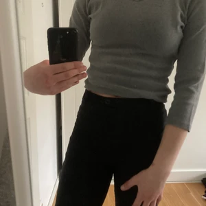 Tröja med halvlånga ärmar  - Grå tröja från Filippa K i använt skick. Tröjan är i stretchigt material och storlek M. 