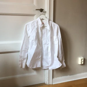 Comme des garcons hm - Vit skjorta i damstorlek från HMs designsarbete med Comme Des Garcons. Helt oanvänd, inga gula fläckar. En aning figursydd damstorlek 44