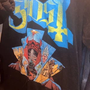 Ghost tshirt  - As fin T-shirt me rockband märket ghost 🥰 lite oversized o i fint skick! Budet ligger nu på 120kr!