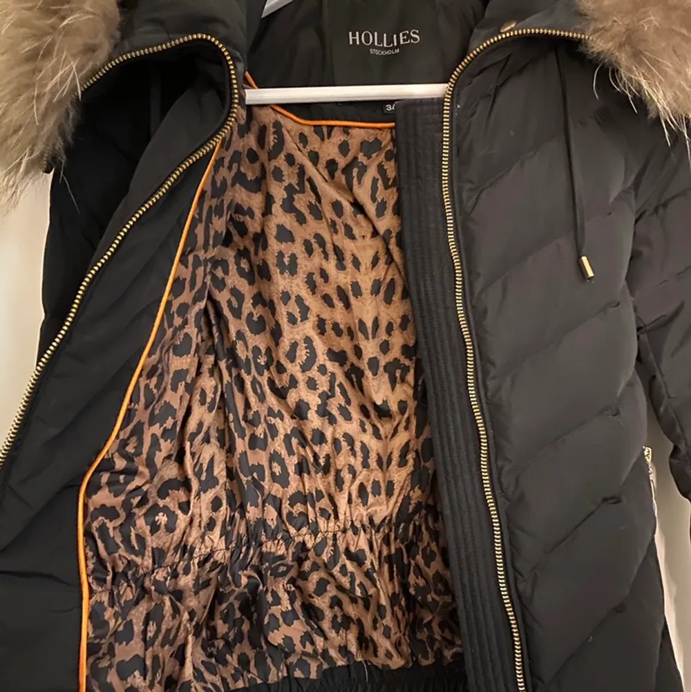 Hollies Chatel Down Jacket, storlek 34, nypris 3499kr, endast använd max 5 gånger så 100% nyskick 💗. Jackor.