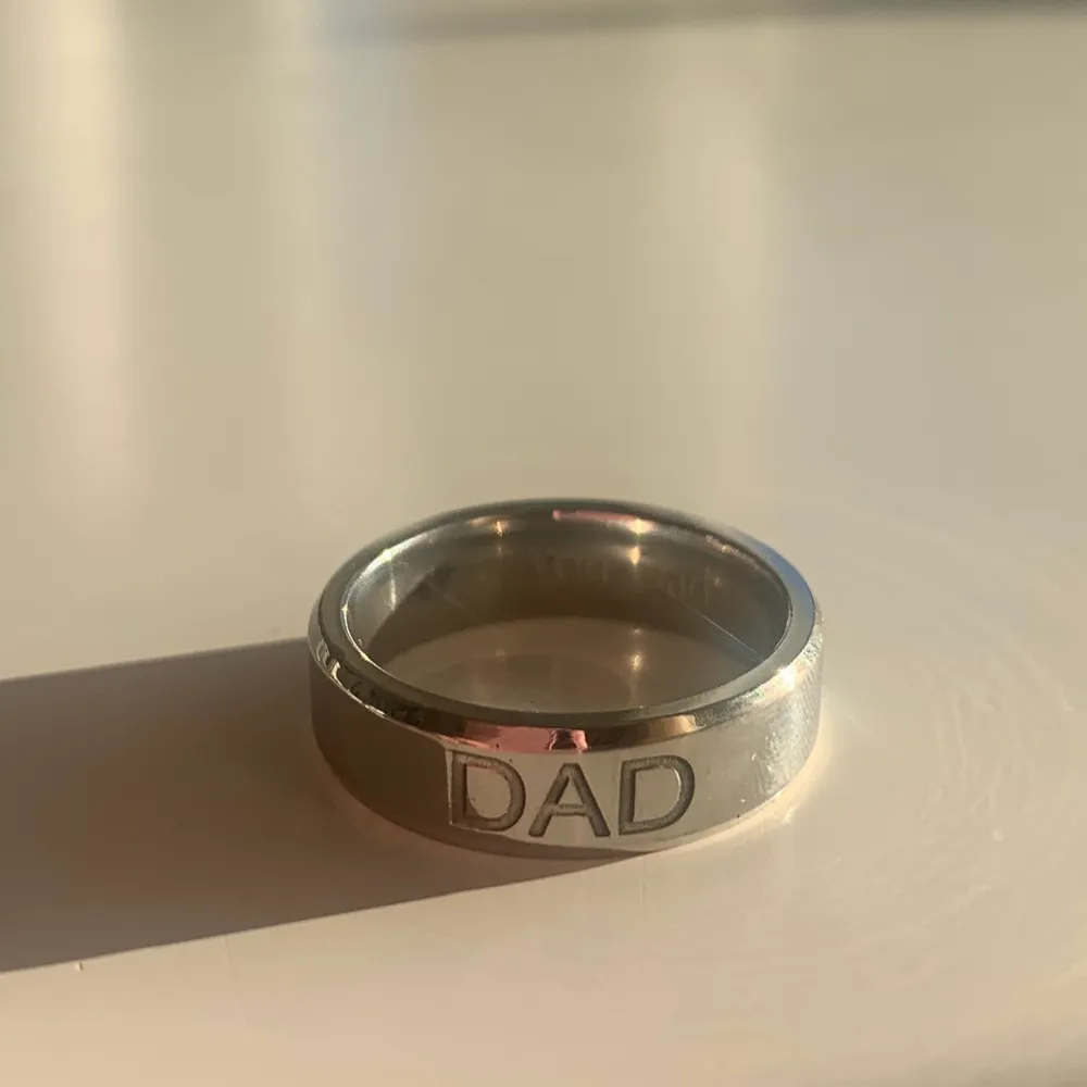 Så fin ring, graverat i DAD och ”Love You Dad”💕 frakt ingår!! . Accessoarer.