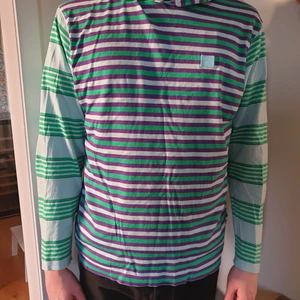 Acne Studios hoodie STRLK M - Plagget är i skick 9/10 det är lite skrynkligt på bilden men bara man börjar använda den försvinner de. Den är i strlk M (oversized). Det är en longsleeved tshirt med luva. Köpt för 1200kr.