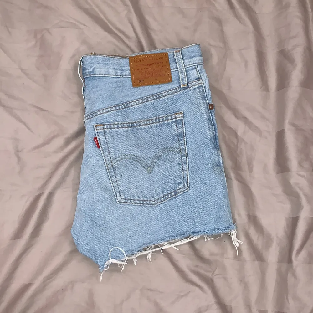 Jeans shortsen är oandvända köpta för 2 somrar sen men har bara legat i garderoben sen dess tyvärr. För mig är de lite små i låten. . Shorts.