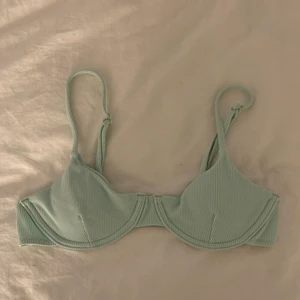 Bikini från Shein - Säljer dessa söta ribbade bikinis från Shein då dom är för små för mig 💜 Aldrig använda och i fint skick! Köparen står för frakt. Kontakta mig vid köp, intresse eller fler bilder. 40kr styck+frakt 💚
