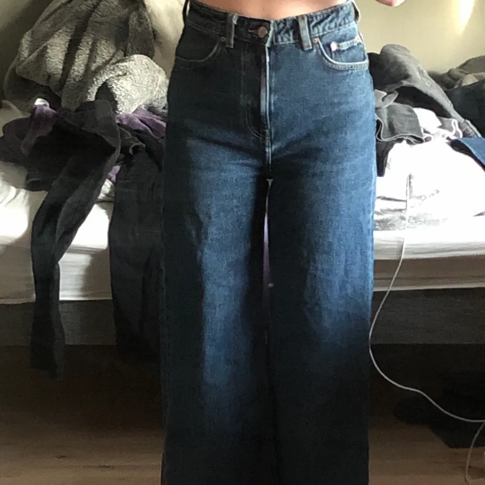 Mörkblåa jeans från Weekday i modellen Ace och i strl 25. De är flare/wide leg och jätte fina! . Jeans & Byxor.