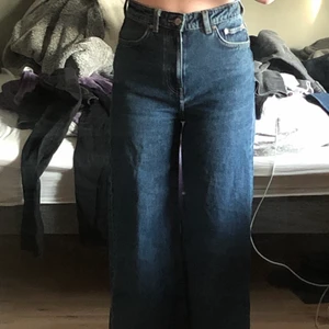 Weekday  - Mörkblåa jeans från Weekday i modellen Ace och i strl 25. De är flare/wide leg och jätte fina! 