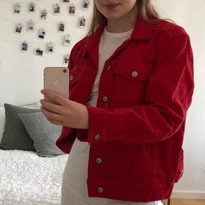 Jeansjacka - Snygg röd jeansjacka från hm. Bra skick!! 
