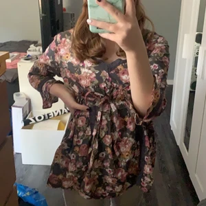 Längre tröja/blus - Säljer min jätte gulliga lång tröja/blus med lite spets! Snöre runt midjan/bröstet för bättre passform! Använd fåtal gånger så nästan som ny. Kan mötas upp nära huddinge! Annars står köparen för frakt! Budgivning börjar på 100kr buda minst 15kr+