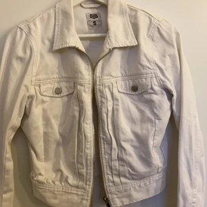 Jeans jacka  - Säljer min Jeans jacka från Crocker ( använder ej). Jackan är använd 1 gång och är i storlek S. 
