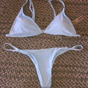 Bikini SHIEN - Oanvänd ljusblå bikini från SHEIN i storlek M. Jag skulle säga att den passar någon som är S/M. Banden på toppen är reglerbara. Färgen syns tydligare på bild två🥰 frakten är inkluderad i priset☺️ skicka gärna ett meddelande vid frågor
