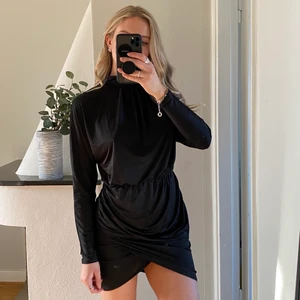 Klänning - Jättefin klänning från Bikbok som passar året om. Aldrig använd, prislappen sitter fortfarande kvar. Jag hann aldrig lämna tillbaka den. Superskönt och har en sånt fint fall. Storlek XS