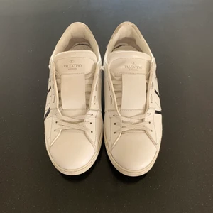 Valentino skor - Ett par Valentino VLTN open sneakers i riktigt fint skick! Kommer med låda, kort, extra snören och kvitto! 