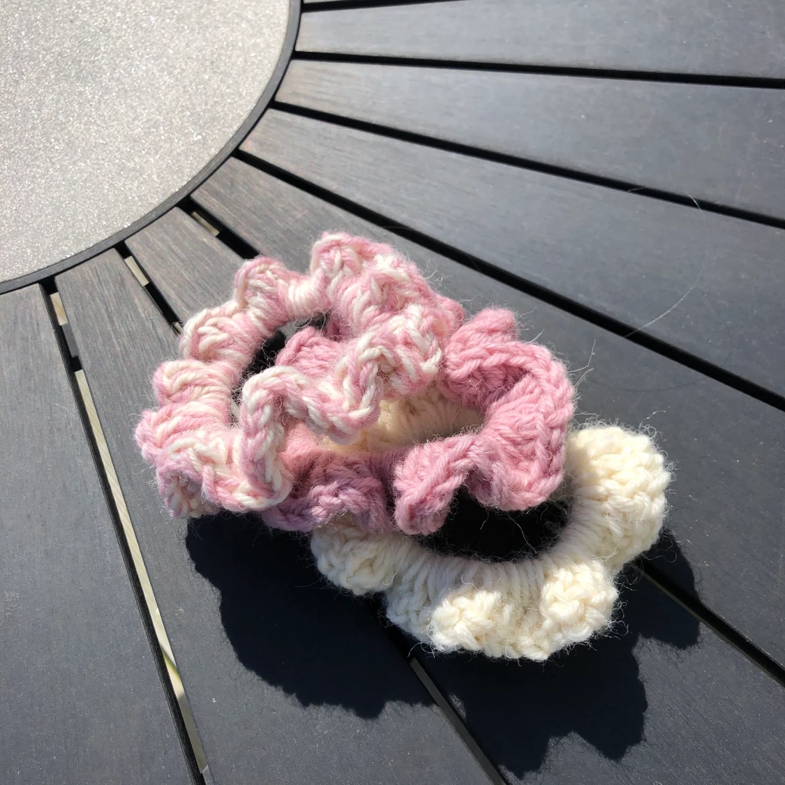 Rosa och vita scrunchies - 90