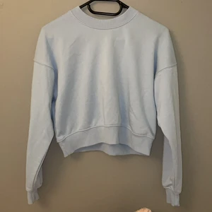 Blå collage tröja - En ljus blå collage tröja från PULL&BEAR strl xs. Använt ungefär 5-6 gånger. Jag säljer den för att den är för liten. Hoppas att någon annan får användning än att den ligger och skräpar i min garderob💗 köparen står för frakt