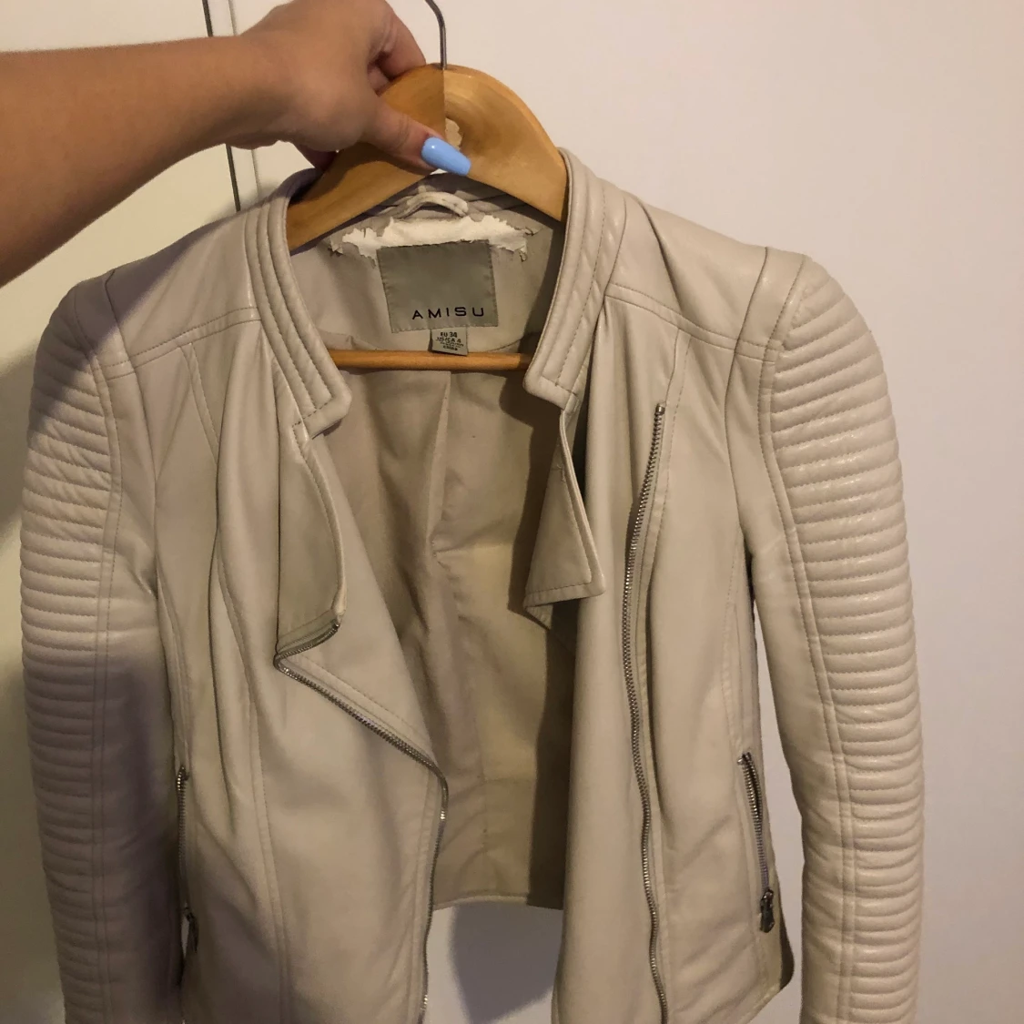 ”Beige” skinnjacka i strl 34.  - 90