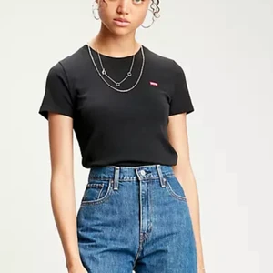 🖤Svart t-shirt från Levis🖤 - Snygg basic svart t-shirt från Levis i storlek xxs✨ Köpte den i december men får ingen användning av den! Den är använd en eller två gånger så den är inprincip i nyskick❣️ Köpte den för 299 kr och säljer för 79 + 33 kr frakt eller mötas upp🧡 Priset kan alltid diskuteras, skriv för frågor eller fler bilder🥰