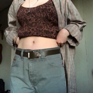 raka jeans från wrangler - raka jeans från Wrangler i en grå färg från 90-talet. färgen på lappen är utsuddad men de passar som strl 31 på mig. för referens så brukar jag ha 36 eller 28 i jeans. midjemått: 79cm. innerbenslängd: 84cm. riktigt bra skick! 