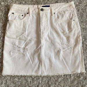 Jeanskjol strl S - Jag säljer denna vita jeanskjol som har blivit för liten för mig, den är i bra skick🤍 Frakt tillkommer