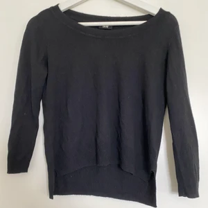 Tröja  - En tunn svart tröja. Inte genomskinlig men tunt material. Lite cropad