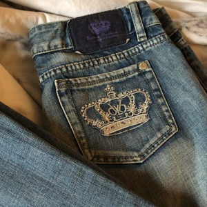 Victoria Beckham - Victoria Beckham utsvängda jeans, använder ej pga att dem e för små, de är i fint skick. Storlek 30! Köparen står för frakten, hojta för mer bilder om ni är intresserade! 