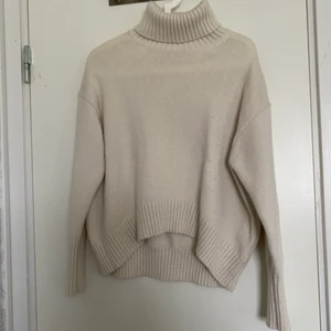 Stickad Polo tröja  - Vit stickad tjock polo tröja. I strlk XS men passar S