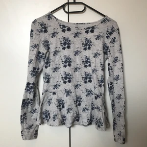 Utsvängd tröja  - Utsvängd tröja. Grå med blått mönster. 