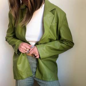 Grön ”läder” jacka från NAKD! Köpt förra året och väldigt lite använd, superbra skick:) perfekt vårjacka!