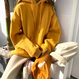 Coca-Cola hoodie - Coca cola hoodie i en fin senapsgul färg! Köpt från Carlings men är från märket Valient. Storlek M så den sitter oversized på mig som är en S. Sitter skitsnyggt! 
