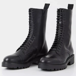 VAGABOND Kenova - svart skinn/läder kängor/stövlar snörning/dragkedja (41) - Kvalitetskängor. Märke: Vagabond Modell: Kenova Färg: Svart Material: Äkta läder, koskinn - mjuka och följsamma Kön: Unisex Mått: skafthöjd 214 mm, skaftvidd: 139 mm, klack: 40 mm Skick: Endast provade, nya med kartong som medföljer Övrigt: Dragkedja på insidan, plus snörning.