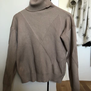 Polo tröja ribbad stl S - Fint skick, använd fåtal gånger. 