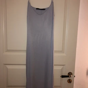 Super fin klänning - Då den är för stor så säljer jag den ist! Super fint skick, jätte fin och sommrig färg! Liten slits (se bild) på BÅDA sidorna, super snygg! 40kr storlek s