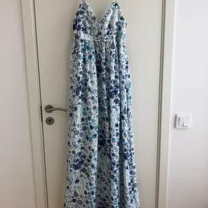 DKNY jeans klänning US str 4 - Lång klänning med fickor och justerbara axelband. Bild 2 har sömmen gått upp som håller ihop innerfodret. Lätt att fixa. För övrigt är klänningen hel, mycket elegant och fräsch. 