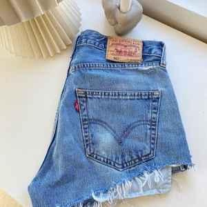 Levis shorts - Jättefina avklippta Levis 501 shorts! Inköpta vintage & är i storlek W31 vilket motsvarar W28/29 i ”dagens storlek”. Köparen betalar frakten!🌸🌸💞💞
