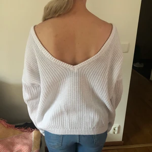 Stickad tröja - Jag säljer denna stickade tröja från NA-KD. Den är v-ringad i ryggen. Den är oanvänd. Kontakta mig i dm om du är intresserad💖Passar även S
