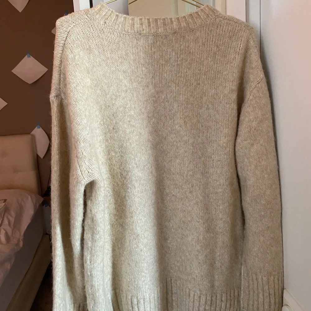 superfin och mysig stickad tröja från zara!💕 är lite lång men tycker det ser fina ut ändå! säljer då jag inte använder den längre!😚. Hoodies.