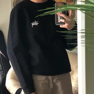 Stussy sweatshirt -  stussy tröja den är nyskick och knappt använd, passar bra på mig som är 165ish 