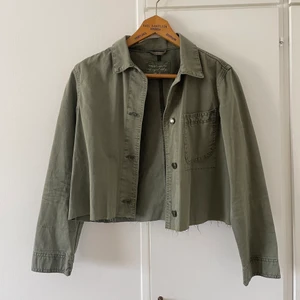 Perfekt vårjacka! - Tunn vårjacka ifrån märket Teddy Smith! Finaste gröna färgen och så fin med en enkel vit t-shirt och blå jeans bara! Storlek 0 så skulle säga s!!🥰