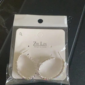 Strass örhängen  - Säljer dessa då jag inte kommer använda dem. Ej öppnade. 