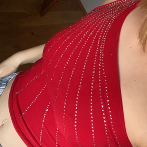 One Shoulder top - Söt topp från glitzy. Fem cm av över sömmen mera har åkt upp lite inget som syns annars brimma sick. Vet inte vad de är för storlek men passar mig som är xs-s
