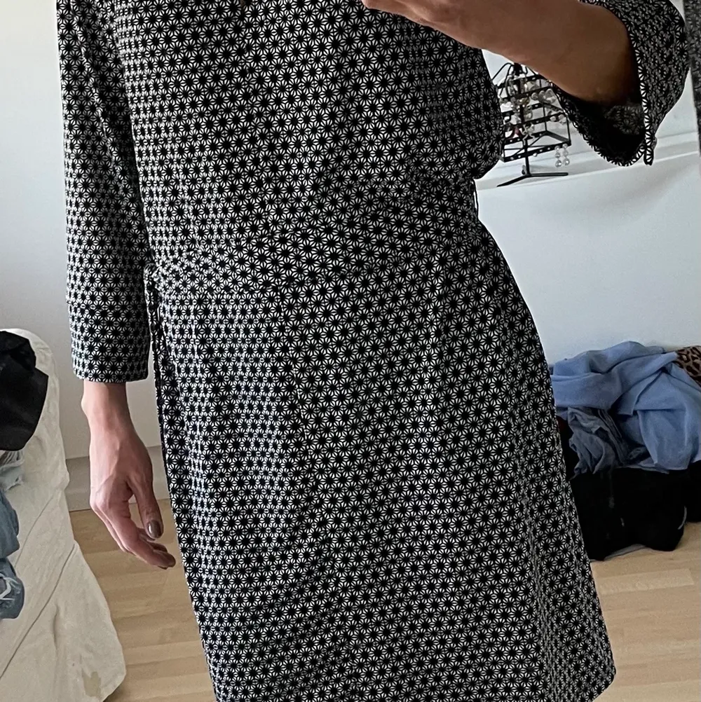 Jättefin och typ oanvänd klänning från HM i storlek S säljes för bara 50:-. Knälång på mig som är 165 cm lång. . Klänningar.