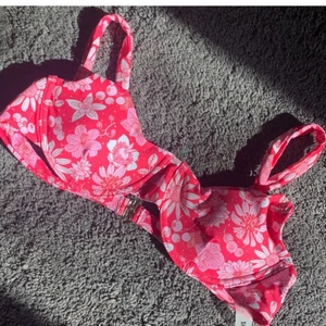 Shein bikini - Så fin somrig bikini från shein som jag köpte här på Plick av en tjej. Hon uppskattade den som en S men skulle nog säga att det är en M trots att det står L i den. Kuporna ungefär b-c.💓💓 obs. Förra säljarens bilder